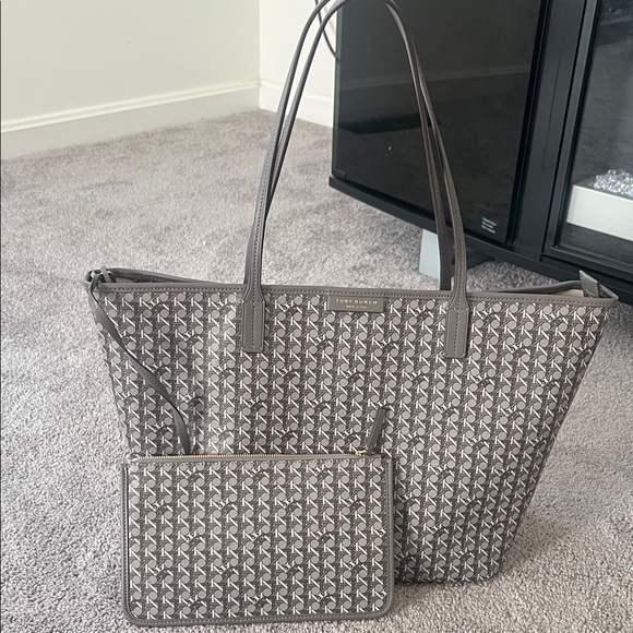 Tory Burch Ever Ready Gray Patterned Tote - Picture 3 of 8